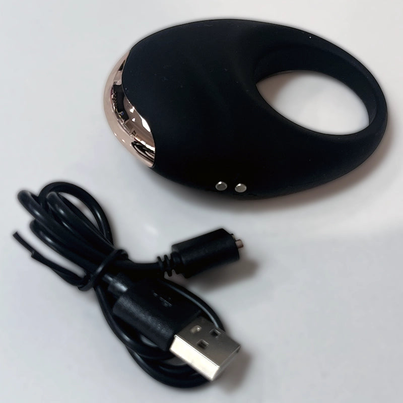 Contents of The Holy-Moly box: the vibrating ring and its magnetic USB charging cable - Alpha Lover